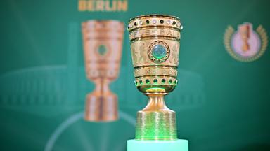 Der DFB-Pokal vor grünem Hintergrund.