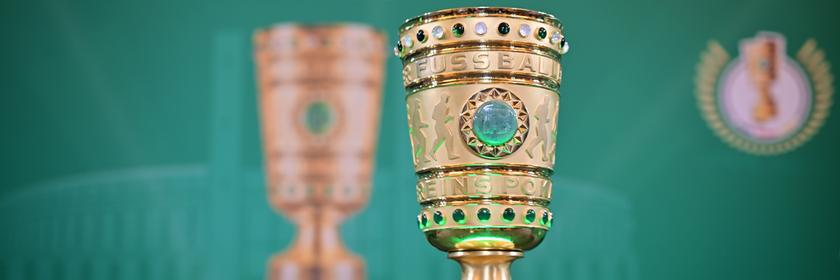 Der DFB-Pokal vor grünem Hintergrund.