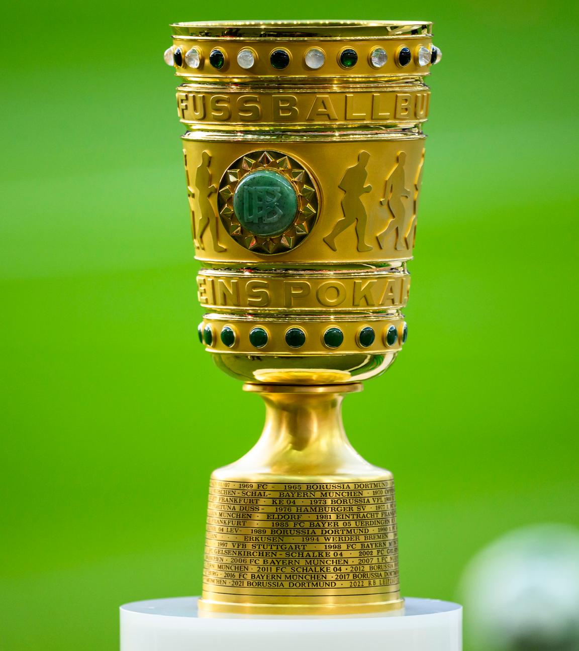 Berlin: Der DFB-Pokal steht vor dem Spiel im Stadion.