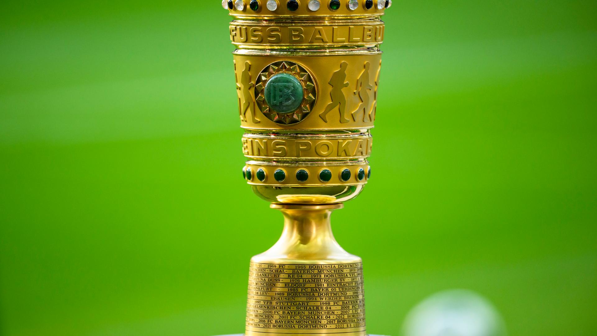Berlin: Der DFB-Pokal steht vor dem Spiel im Stadion.
