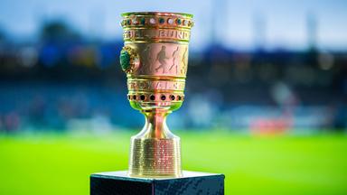 Der DFB-Pokal auf einem kleinen Podest im Stadion an der Bremer Brücke, Osnabrück