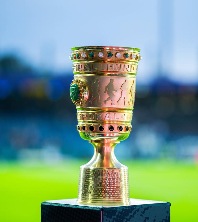 Der DFB-Pokal auf einem kleinen Podest im Stadion an der Bremer Brücke, Osnabrück