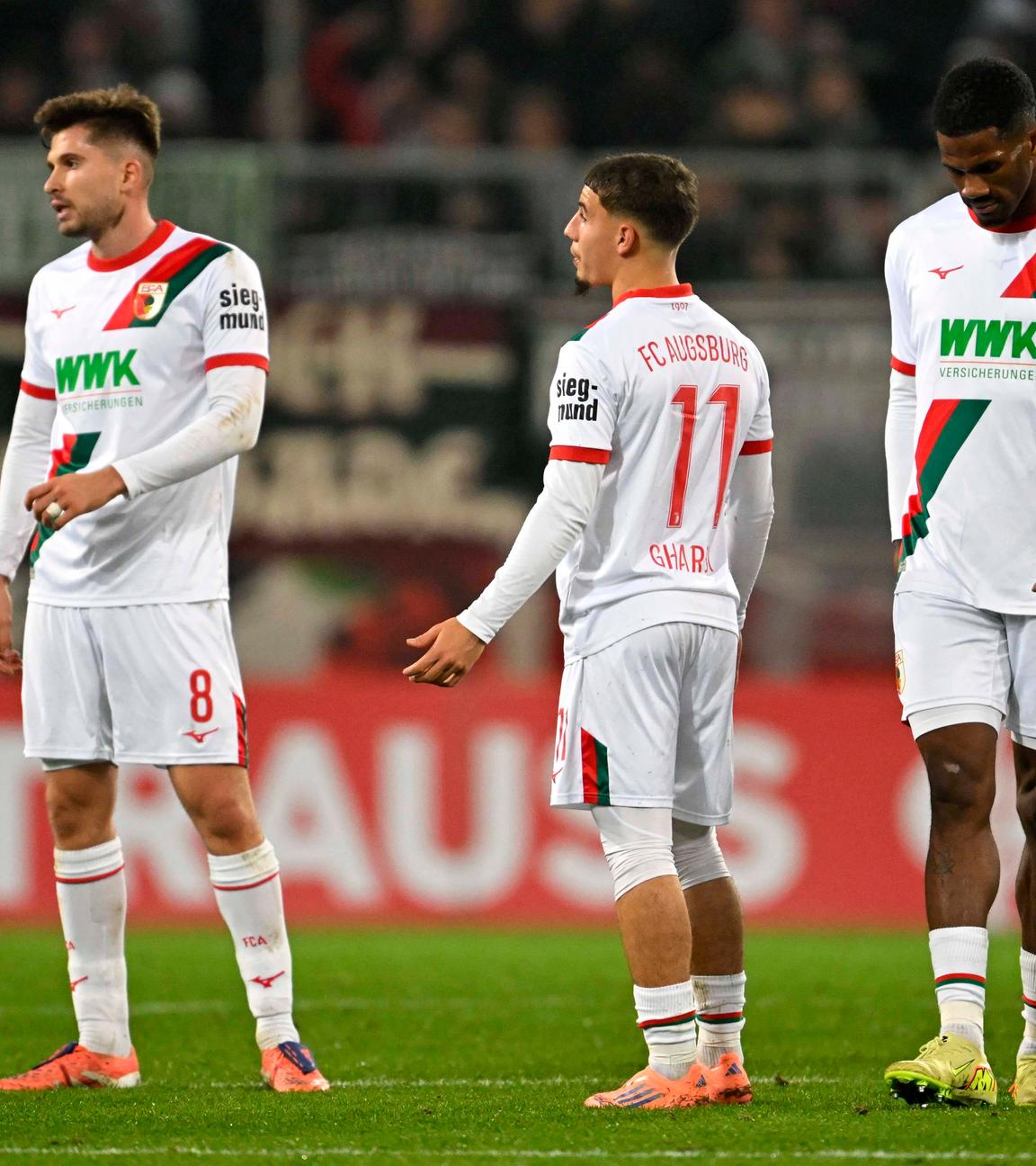  Elvis Rexhbecaj, Ismael Seifallah Gharbi und Samuel Emmanuel Essende Mbongu in Augsburg am 28.10.25