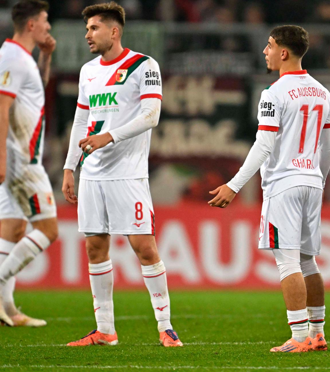  Elvis Rexhbecaj, Ismael Seifallah Gharbi und Samuel Emmanuel Essende Mbongu in Augsburg am 28.10.25