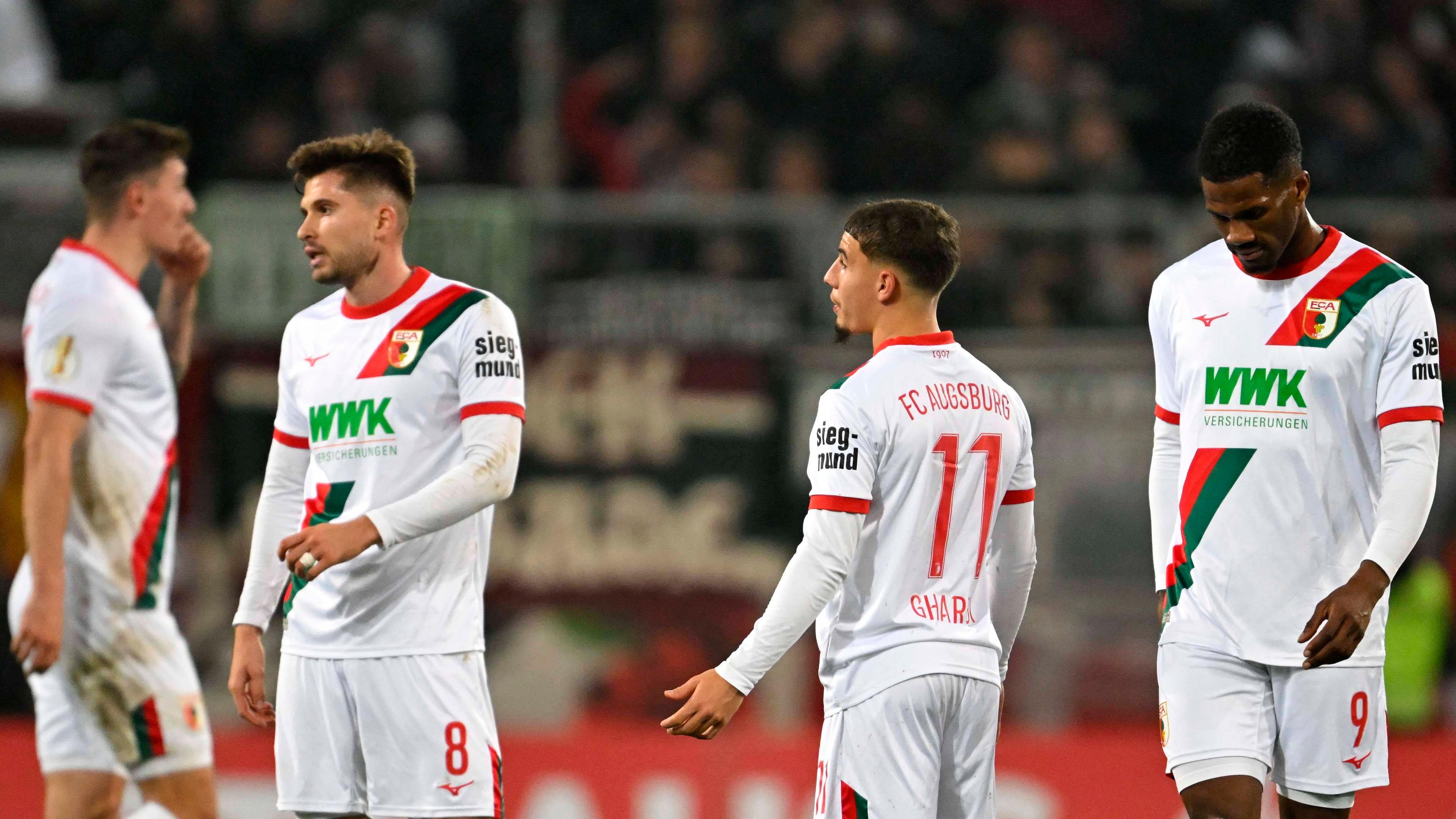  Elvis Rexhbecaj, Ismael Seifallah Gharbi und Samuel Emmanuel Essende Mbongu in Augsburg am 28.10.25