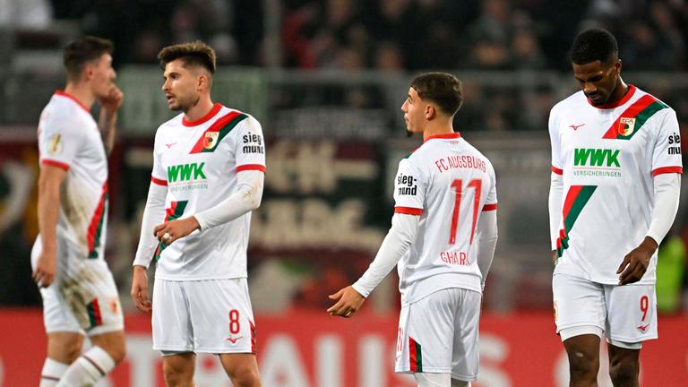  Elvis Rexhbecaj, Ismael Seifallah Gharbi und Samuel Emmanuel Essende Mbongu in Augsburg am 28.10.25