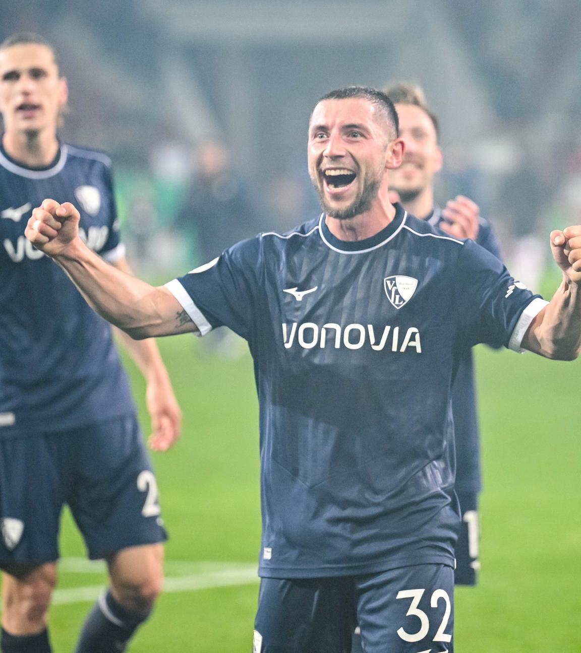 Maximilian Wittek (VfL Bochum) jubelt nach dem Sieg über den FC Augsburg.