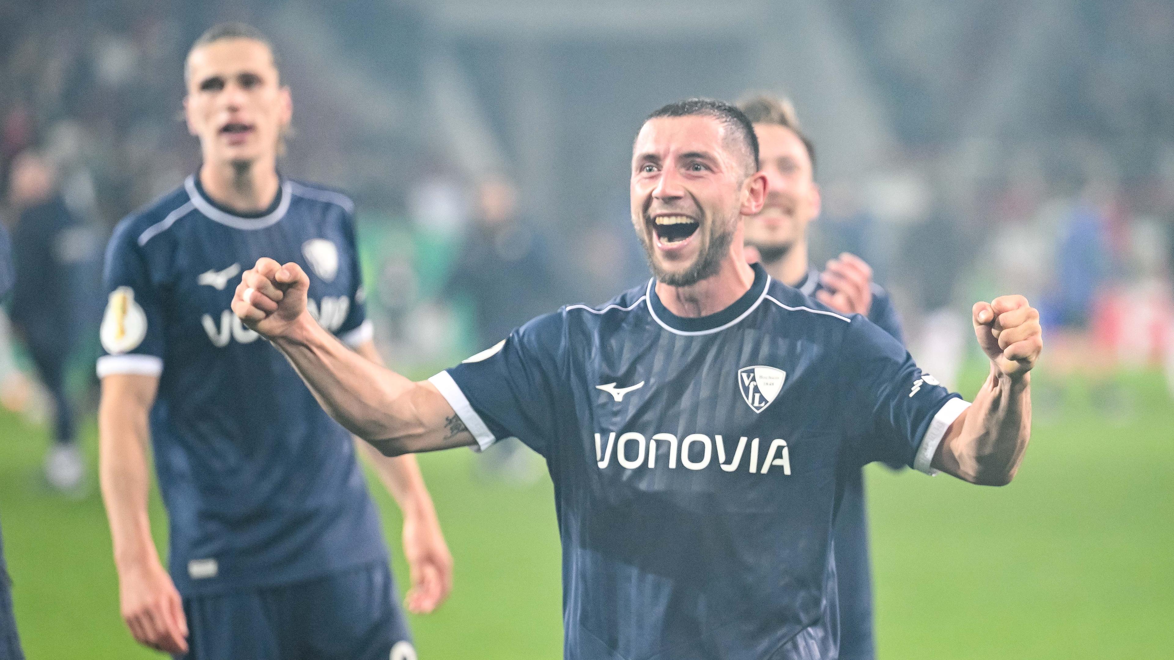 Maximilian Wittek (VfL Bochum) jubelt nach dem Sieg über den FC Augsburg.
