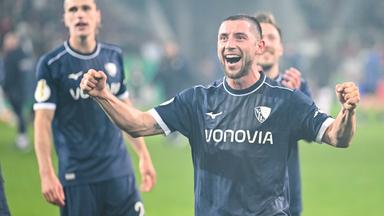 Maximilian Wittek (VfL Bochum) jubelt nach dem Sieg über den FC Augsburg.