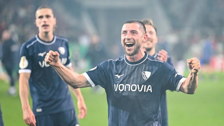 Maximilian Wittek (VfL Bochum) jubelt nach dem Sieg über den FC Augsburg.