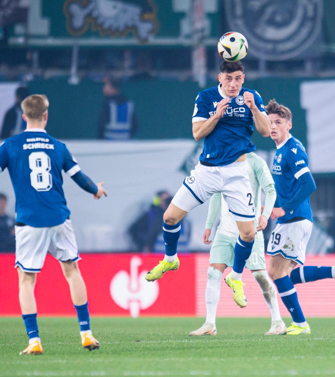 DFB-Pokal-Viertelfinale, DSC Arminia Bielefeld - SV Werder Bremen: Stefano Russo (Bielefeld) beim Kopfball. Links Sam Schreck (Bielefeld), rechts Maximilian Großer (Bielefeld).