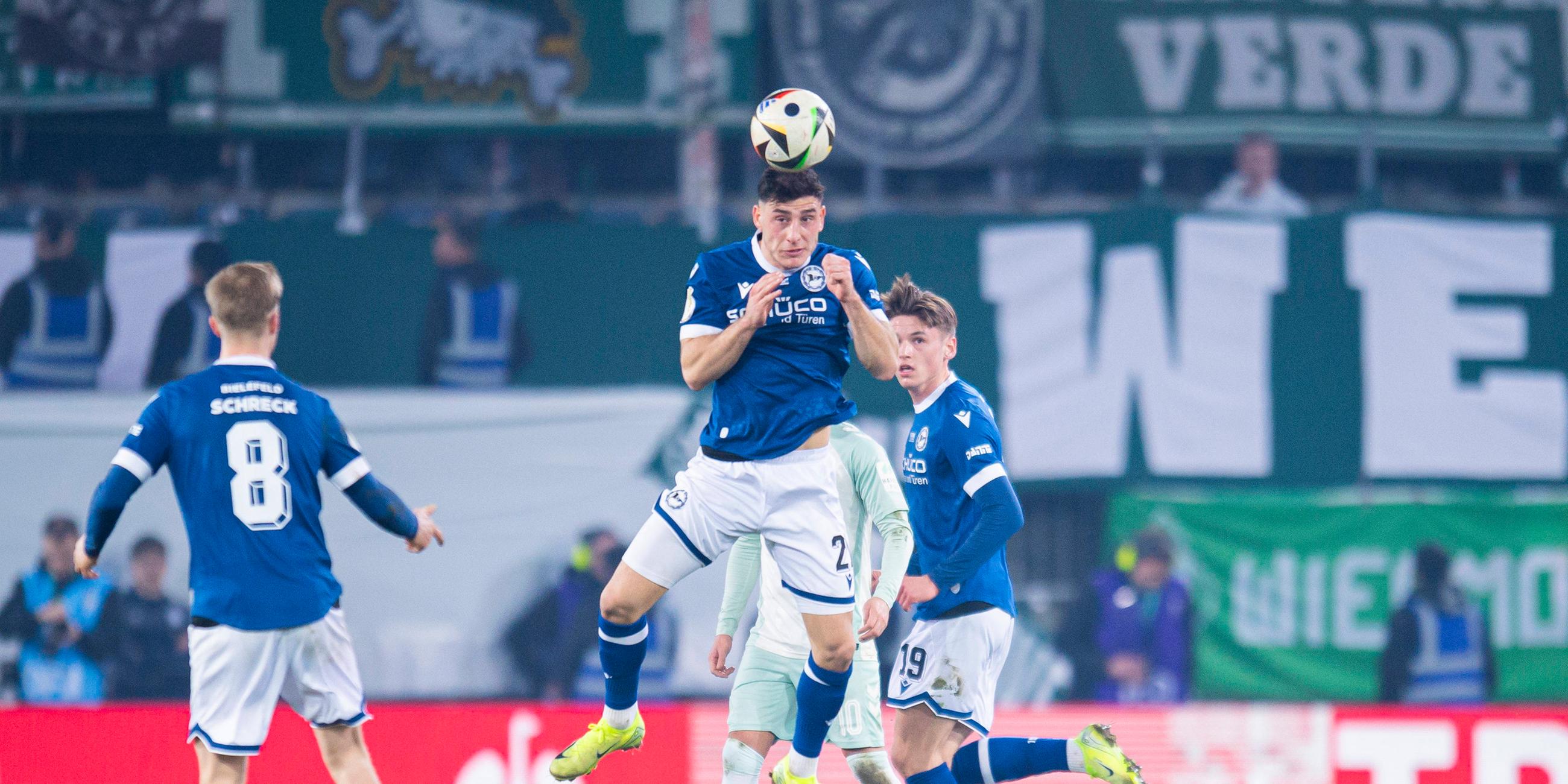 DFB-Pokal-Viertelfinale, DSC Arminia Bielefeld - SV Werder Bremen: Stefano Russo (Bielefeld) beim Kopfball. Links Sam Schreck (Bielefeld), rechts Maximilian Großer (Bielefeld).