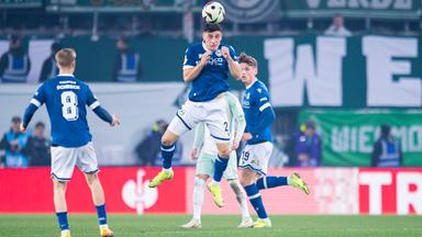 DFB-Pokal-Viertelfinale, DSC Arminia Bielefeld - SV Werder Bremen: Stefano Russo (Bielefeld) beim Kopfball. Links Sam Schreck (Bielefeld), rechts Maximilian Großer (Bielefeld).