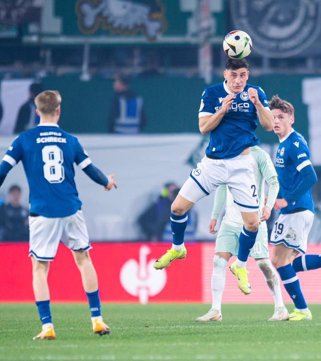 DFB-Pokal-Viertelfinale, DSC Arminia Bielefeld - SV Werder Bremen: Stefano Russo (Bielefeld) beim Kopfball. Links Sam Schreck (Bielefeld), rechts Maximilian Großer (Bielefeld).