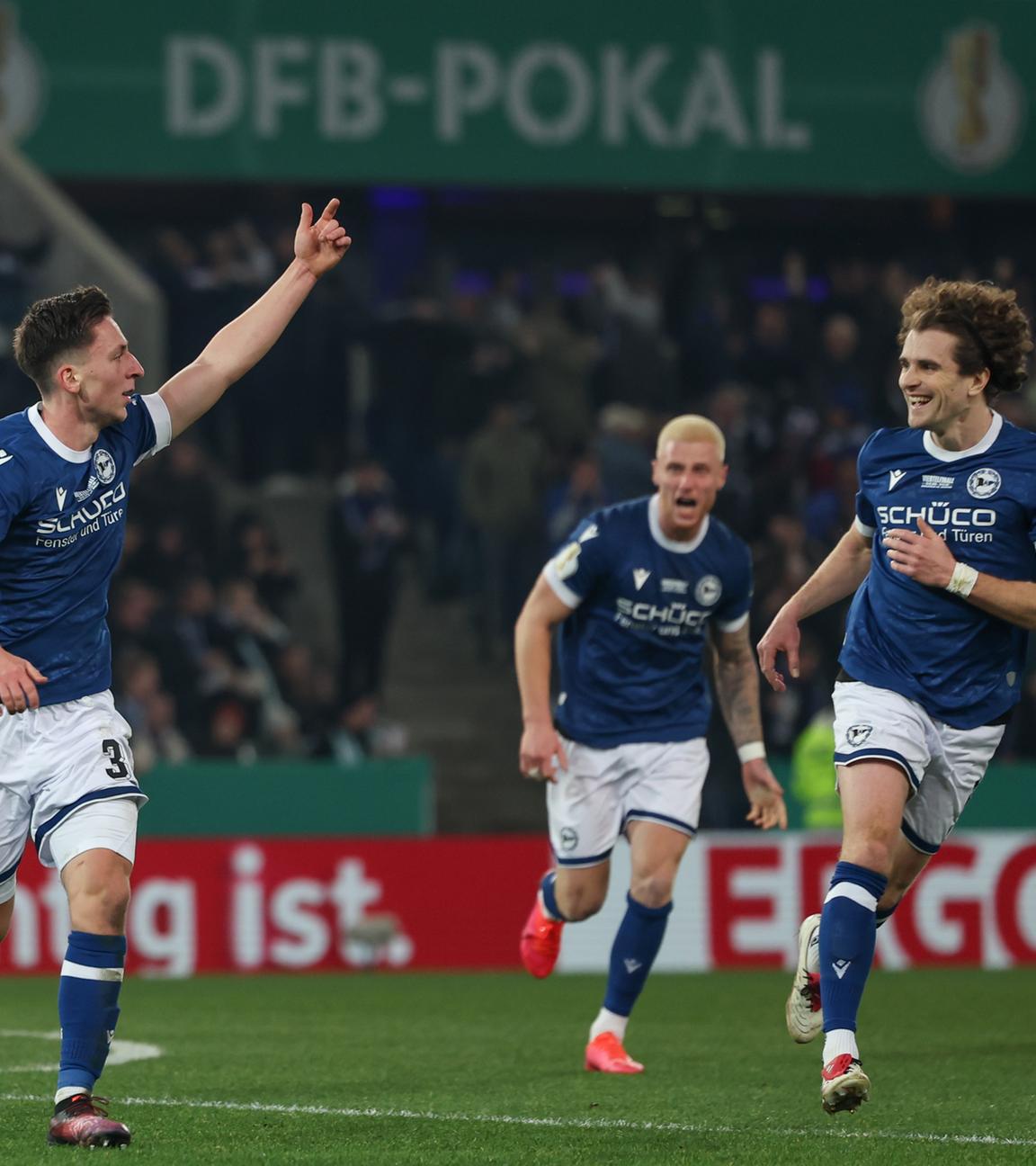 Bielefelds Torschütze Marius Wörl feiert seinen Treffer zum 1:0 mit Louis Oppie und Mael Corboz.