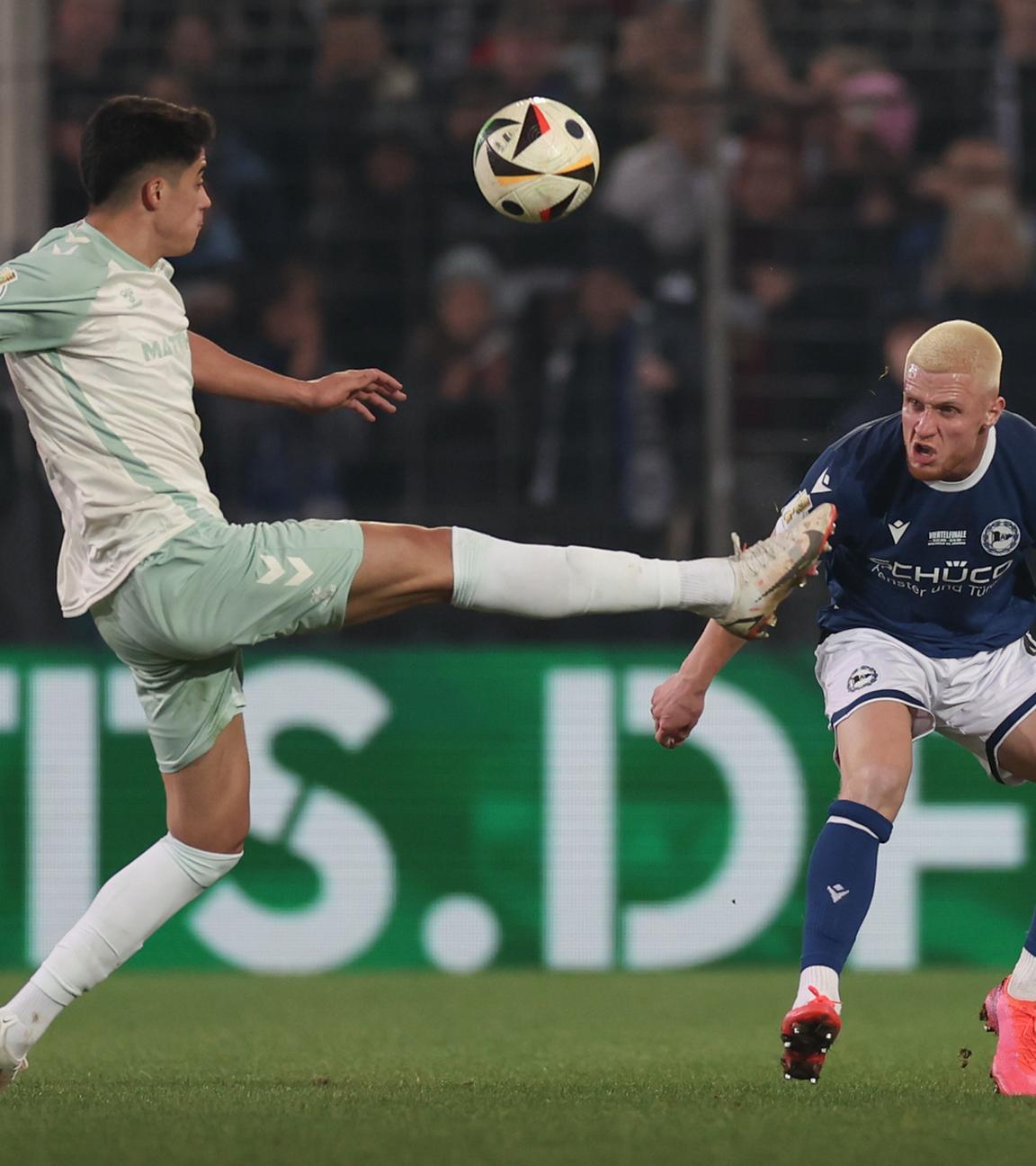 Bielefelds Louis Oppie im Kampf um den Ball mit Bremens Julian Malatini.