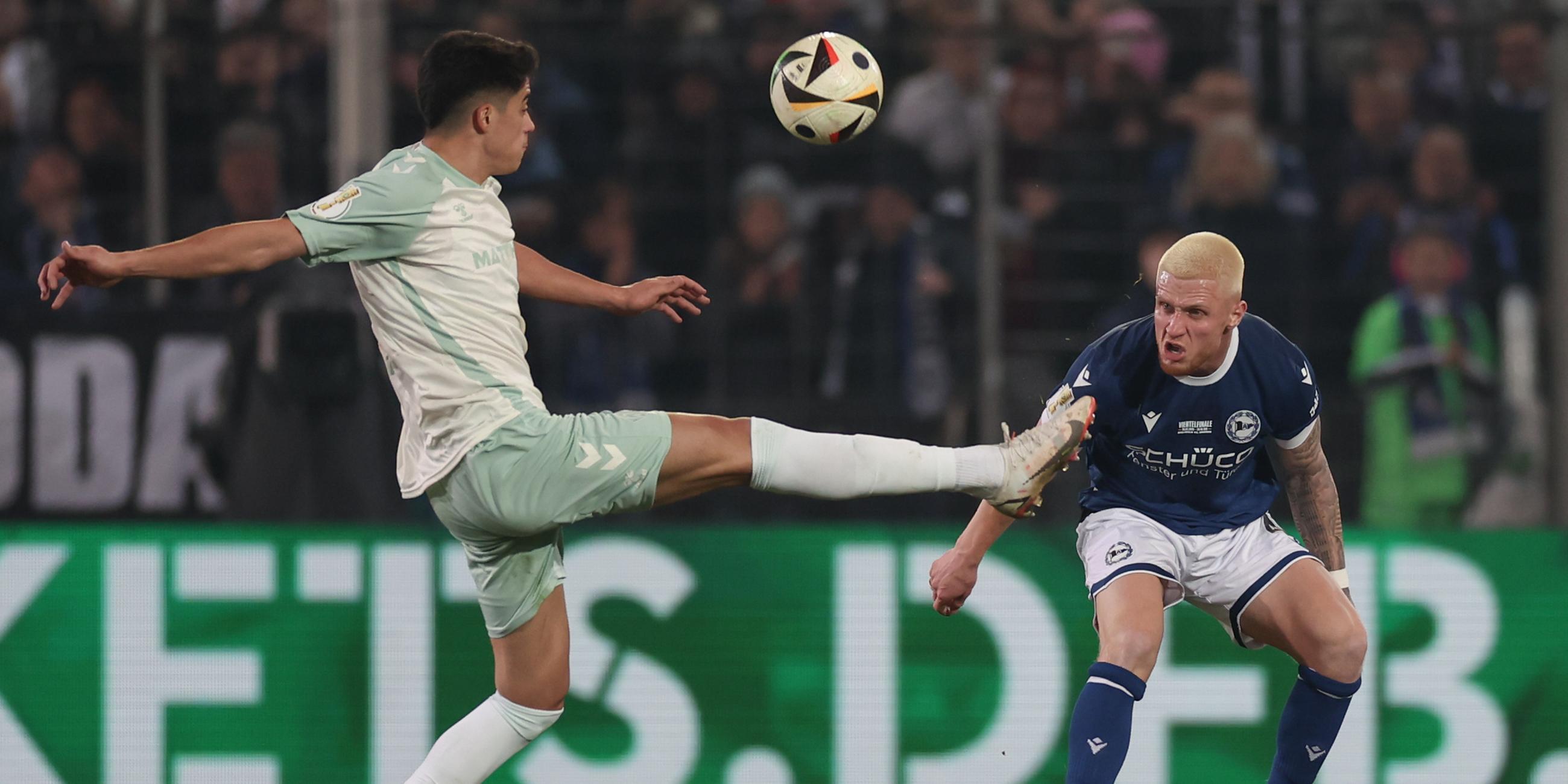 Bielefelds Louis Oppie im Kampf um den Ball mit Bremens Julian Malatini.