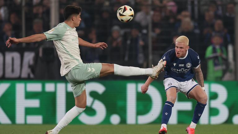 Bielefelds Louis Oppie im Kampf um den Ball mit Bremens Julian Malatini.