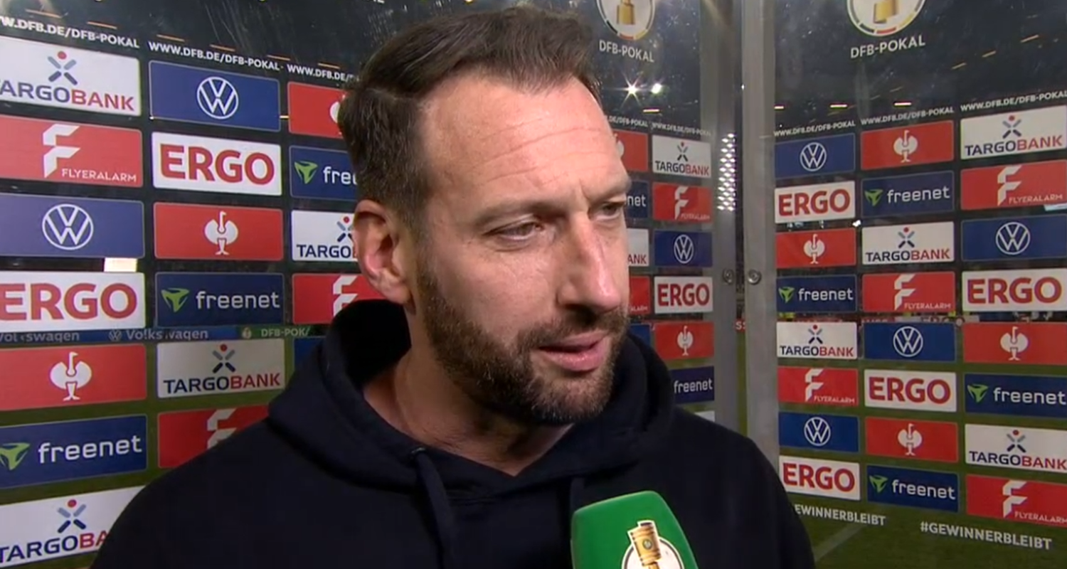 Arminia Bielefelds Trainer Mitch Kniat während seinem Interview.
