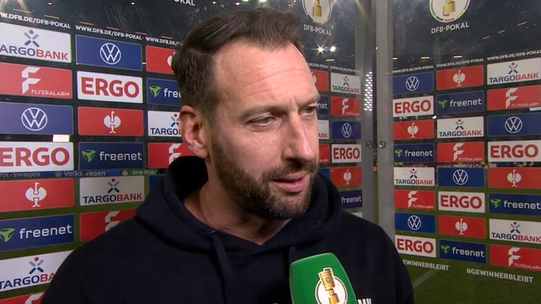 Arminia Bielefelds Trainer Mitch Kniat während seinem Interview.