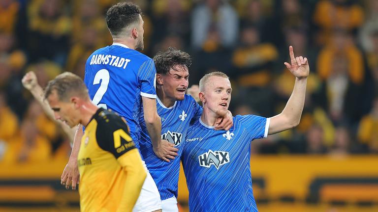 Darmstadts Isac Lidberg schießt das entscheidente dritte Tor gegen Dynamo Dresden.