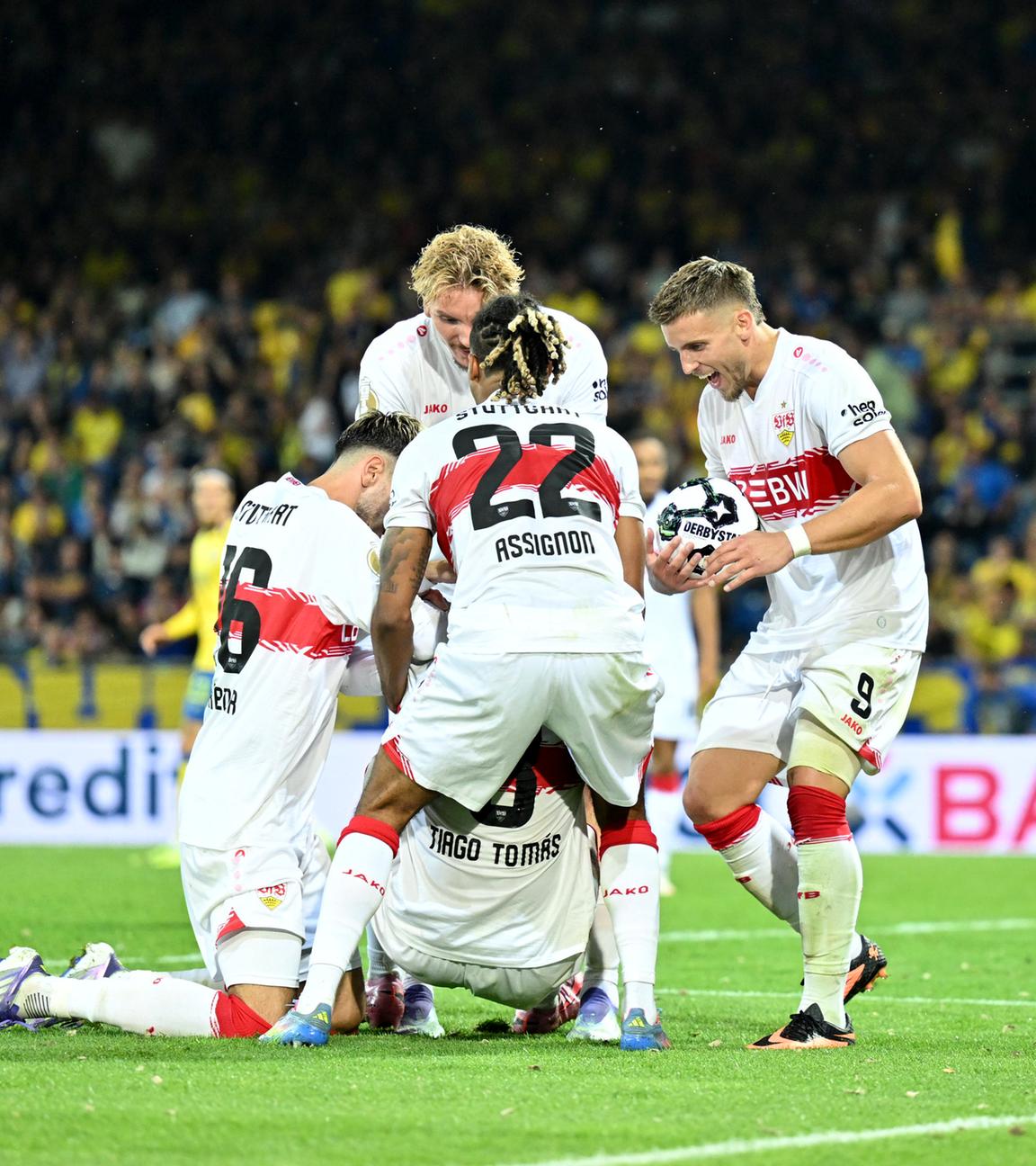 Stuttgarts Spieler bejubeln das 4:3.