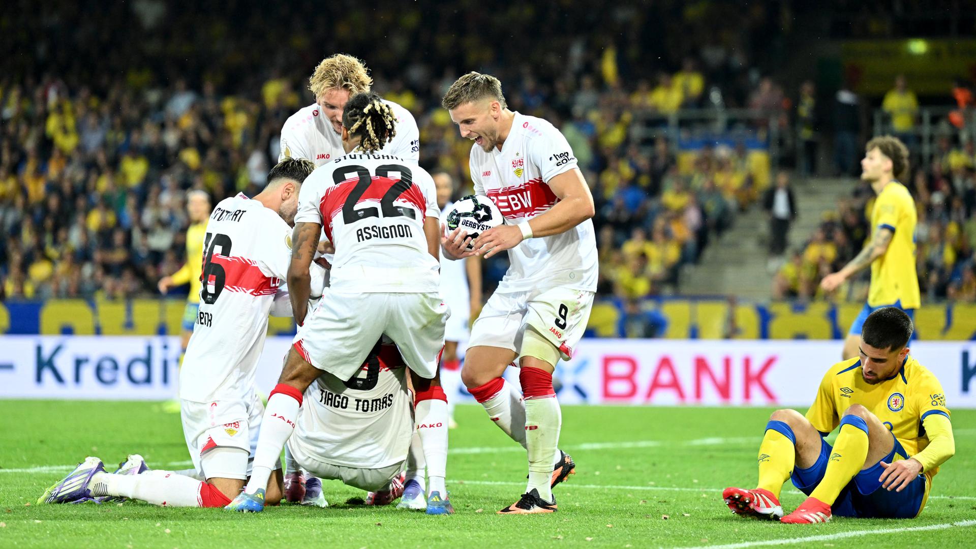 Stuttgarts Spieler bejubeln das 4:3.