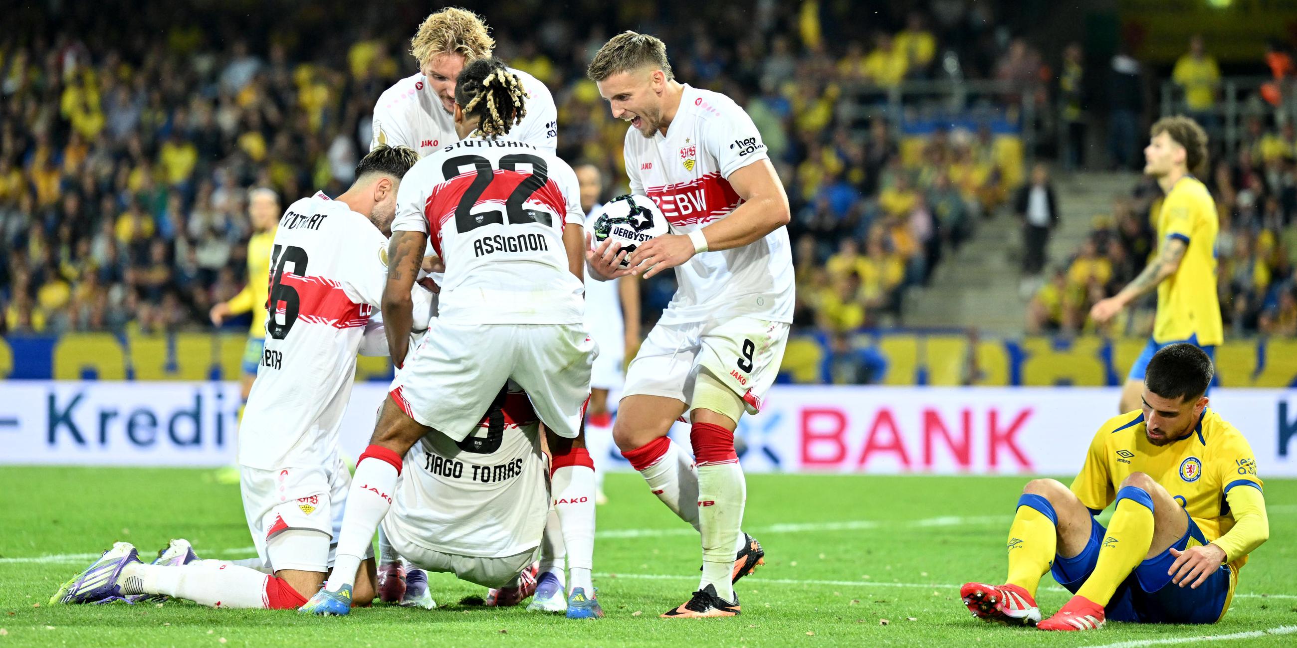 Stuttgarts Spieler bejubeln das 4:3.