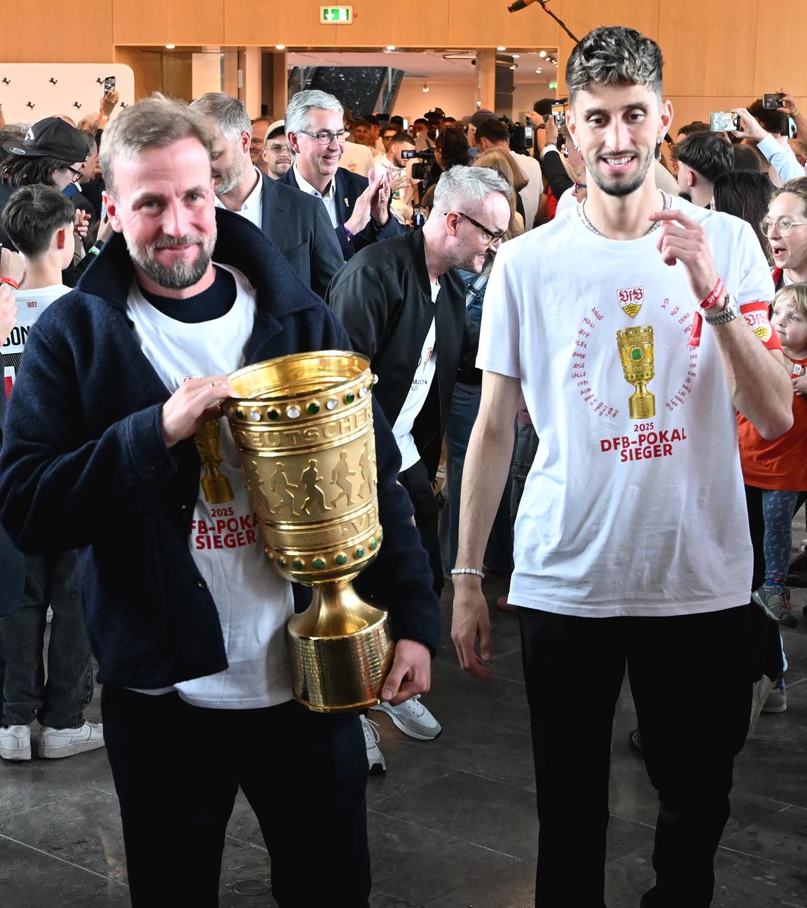 VfB-Trainer Sebastian Hoeneß und Stuttgarts Kapitän Atakan Karazor kommen am 25.05.2025 mit dem DFB-Pokal ins Rathaus.