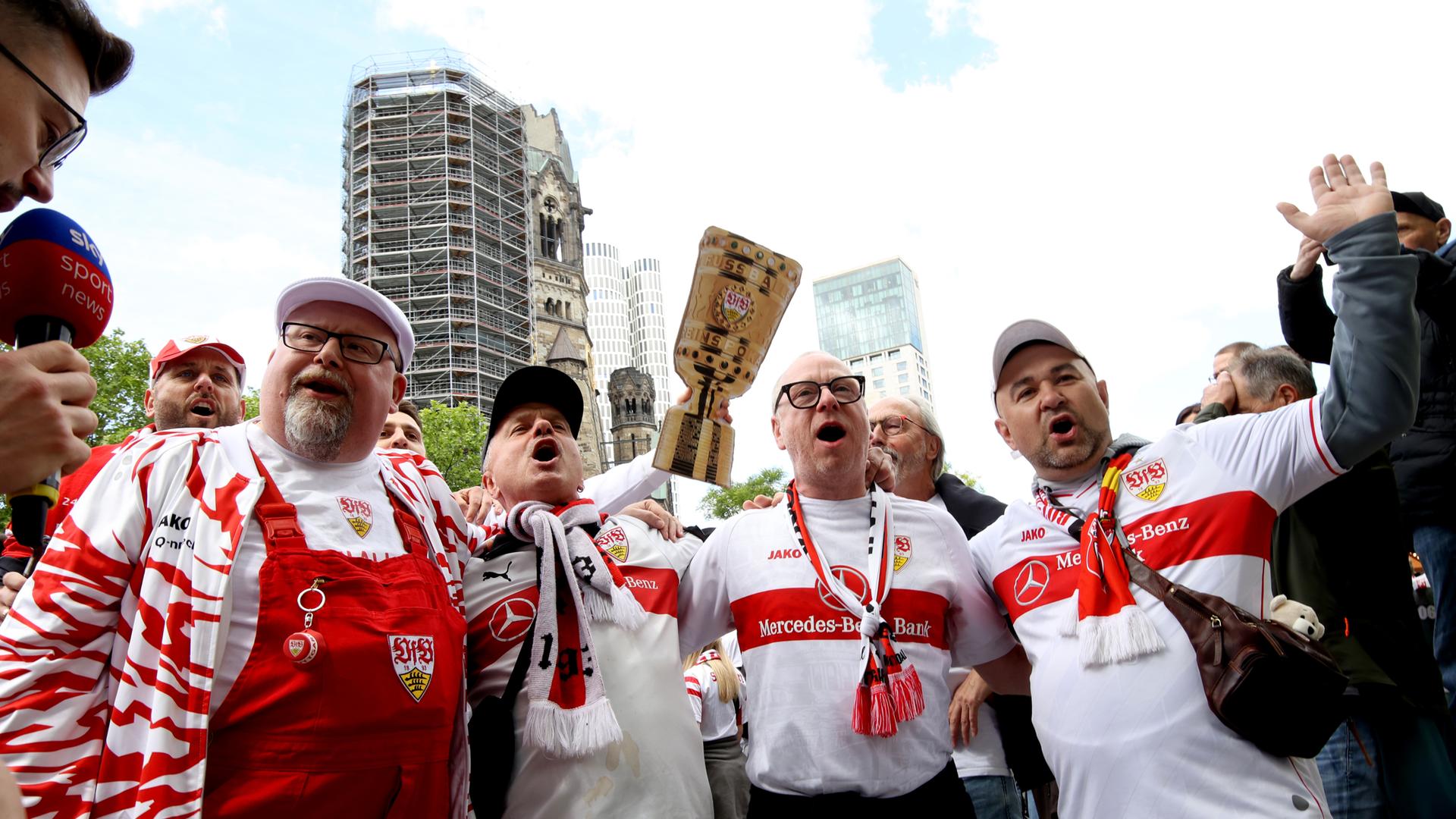 Fans des VfB Stuttgart feiern am 24.05.2025 auf dem Breitscheidplatz in Berlin.