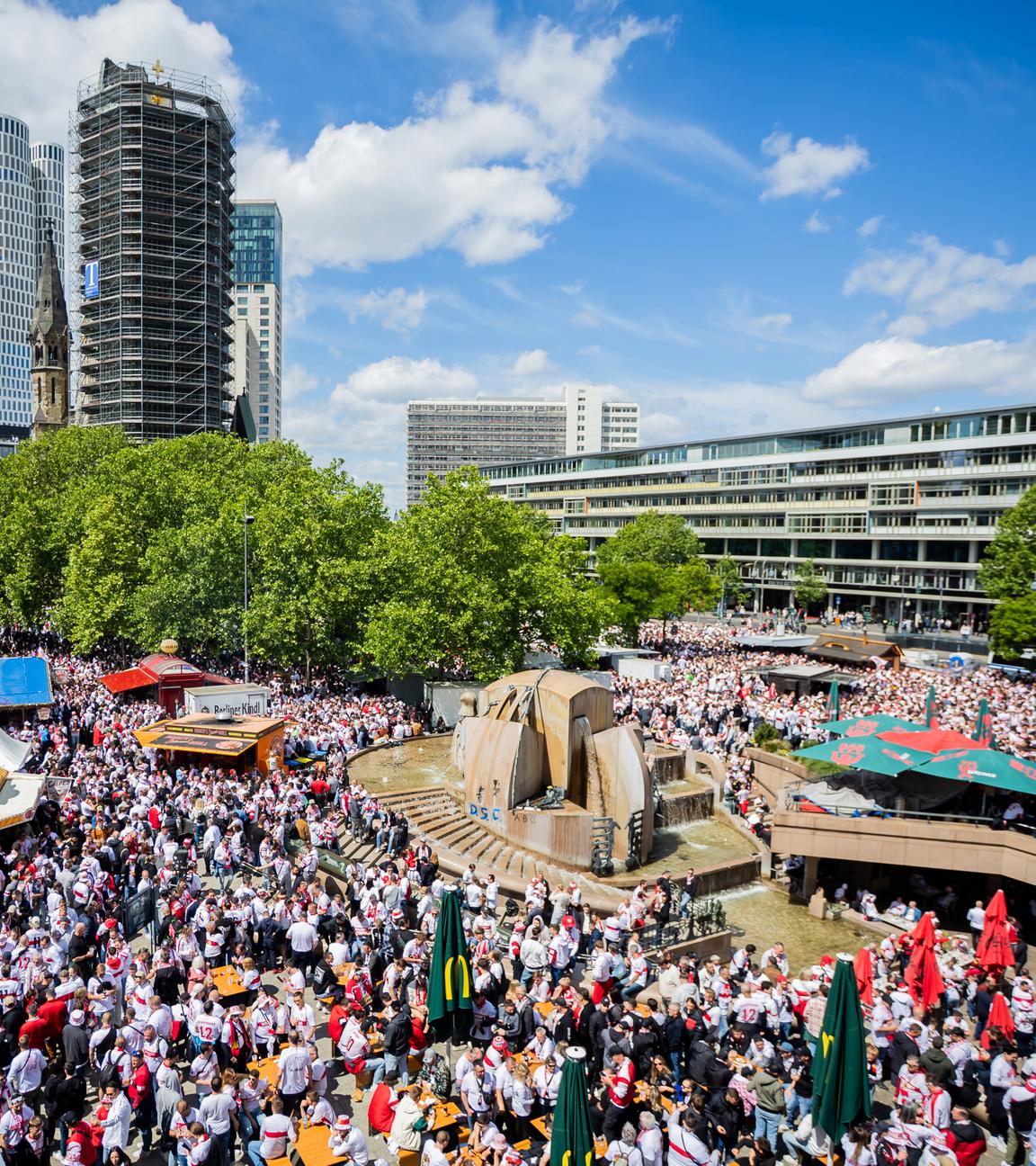 Fans des VfB Stuttgart feiern am 24.05.2025 auf dem Breitscheidplatz in Berlin.