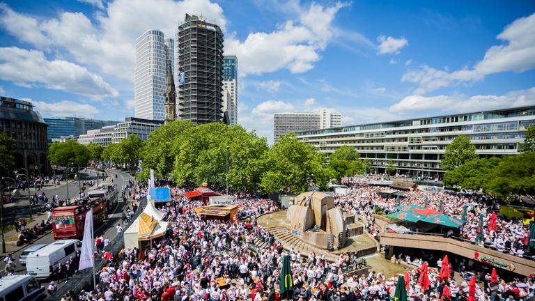 Fans des VfB Stuttgart feiern am 24.05.2025 auf dem Breitscheidplatz in Berlin.