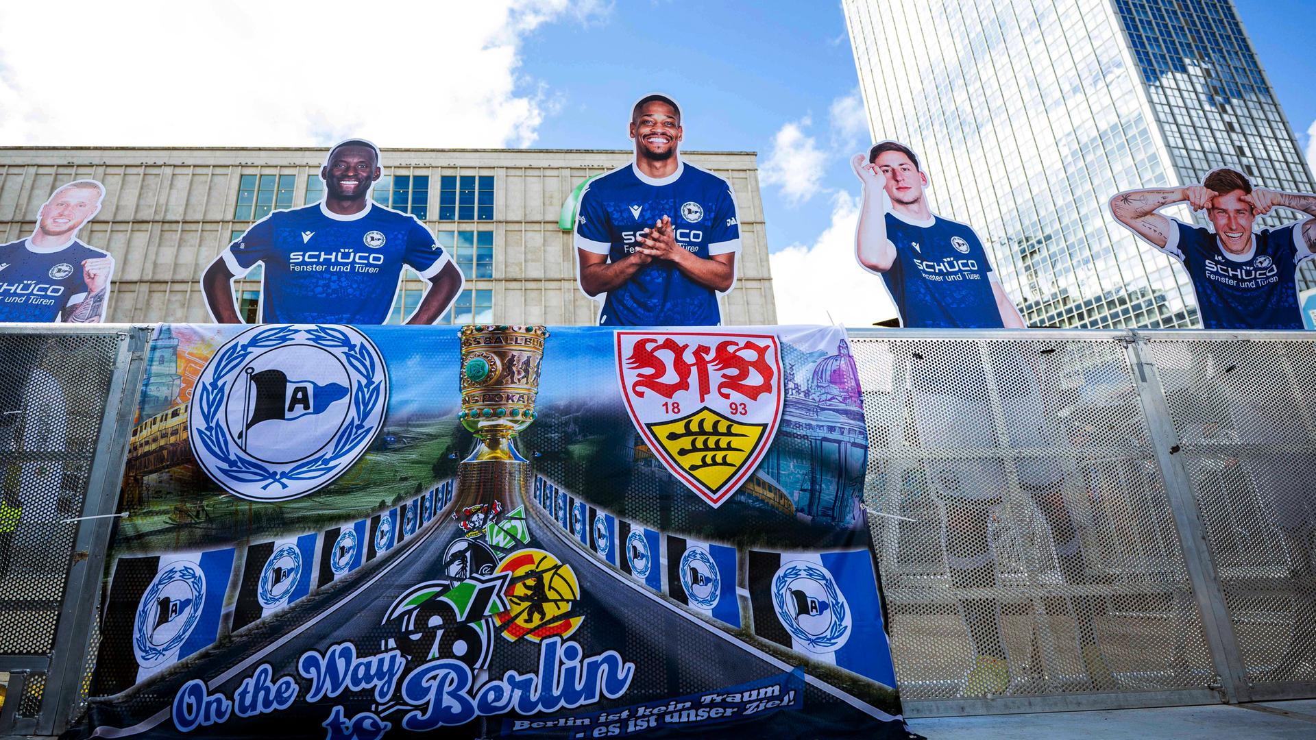Am Berliner Alexanderplatz, vor dem DFB-Pokalfinale gegen den VfB Stuttgart am 23.05.2025, stehen Spieler Louis Oppie, Marius Wörl, Joel Grodowski als Pappfigur.
