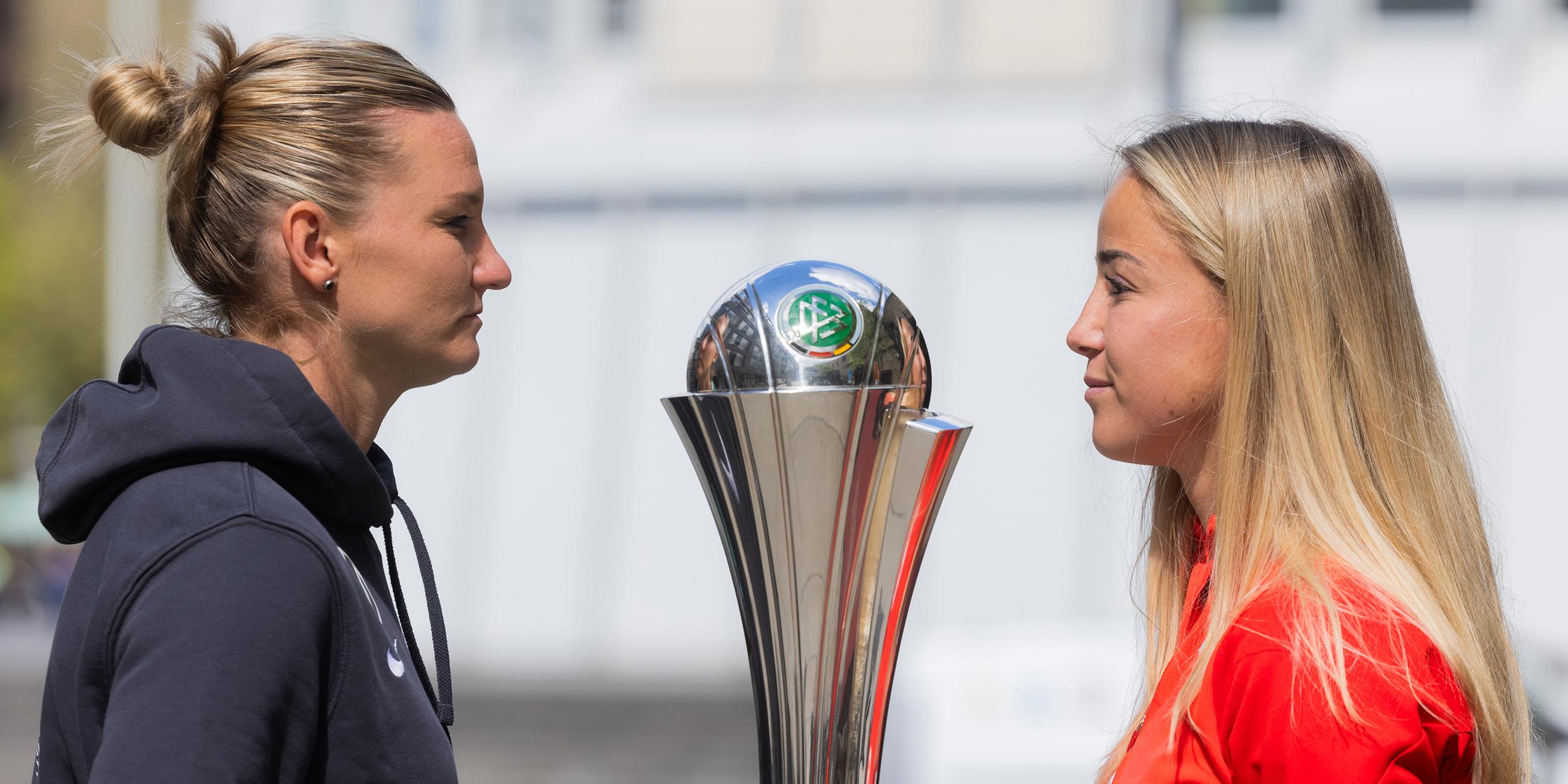 Alexandra Popp (l) vom VfL Wolfsburg und Giulia Gwinn vom FC Bayern München stehen sich gegenüber