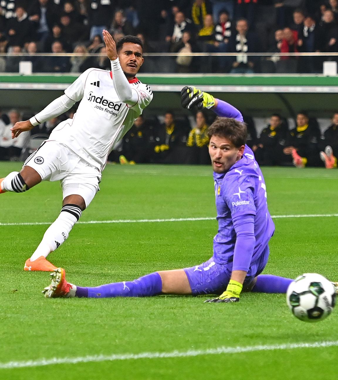 Ansgar Knauff und Gregor Kobel im Spiel Frankfurt gegen Dortmund am 28.10.25