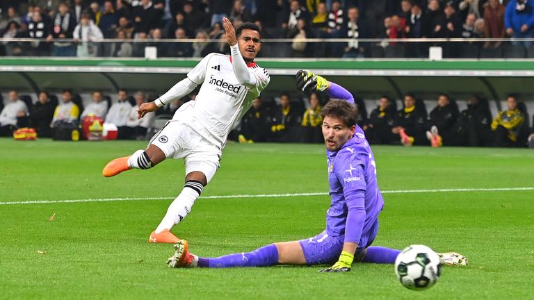 Ansgar Knauff und Gregor Kobel im Spiel Frankfurt gegen Dortmund am 28.10.25