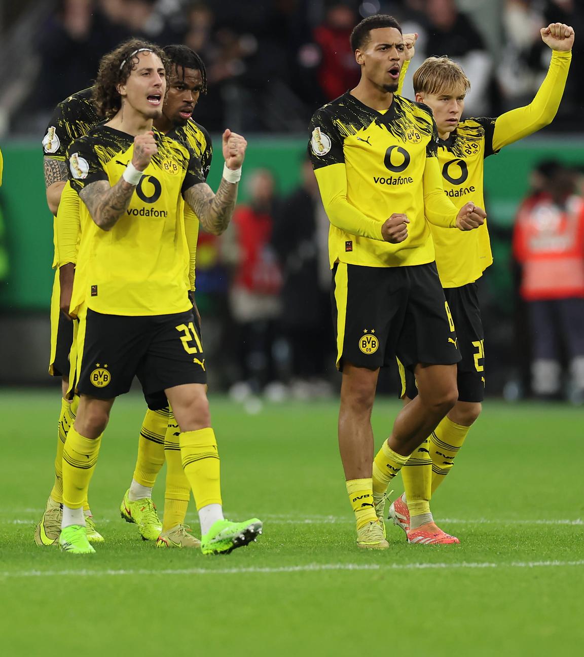 Marcel Sabitzer und Ansgar Knauff im Spiel Frankfurt gegen Dortmund am 28.10.25