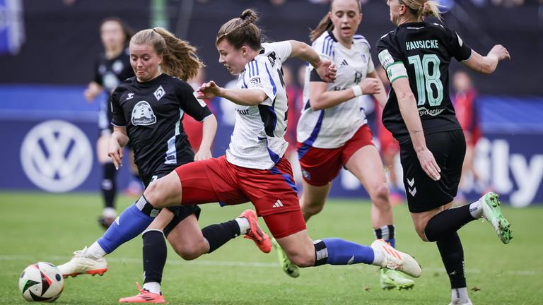 Christin Meyer (Nr.16, Hamburger SV) im Zweikampf mit Ricarda Walkling (Nr.13, SV Werder Bremen).
