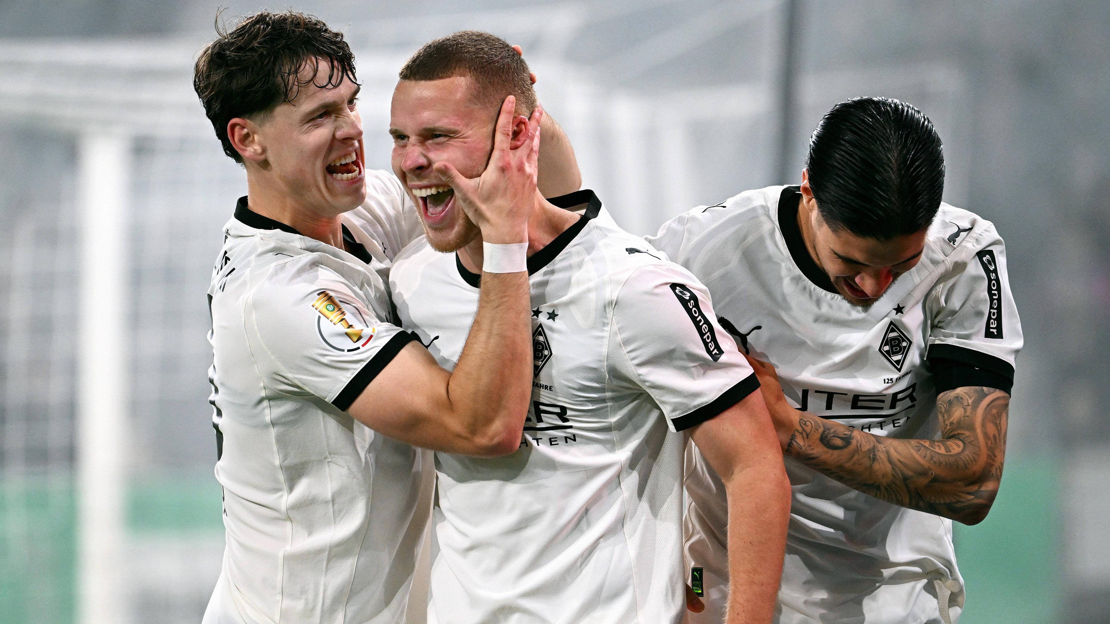 Nico Elvedi, Kevin Diks und Philipp Sander in Gladbach am 28.10.25 