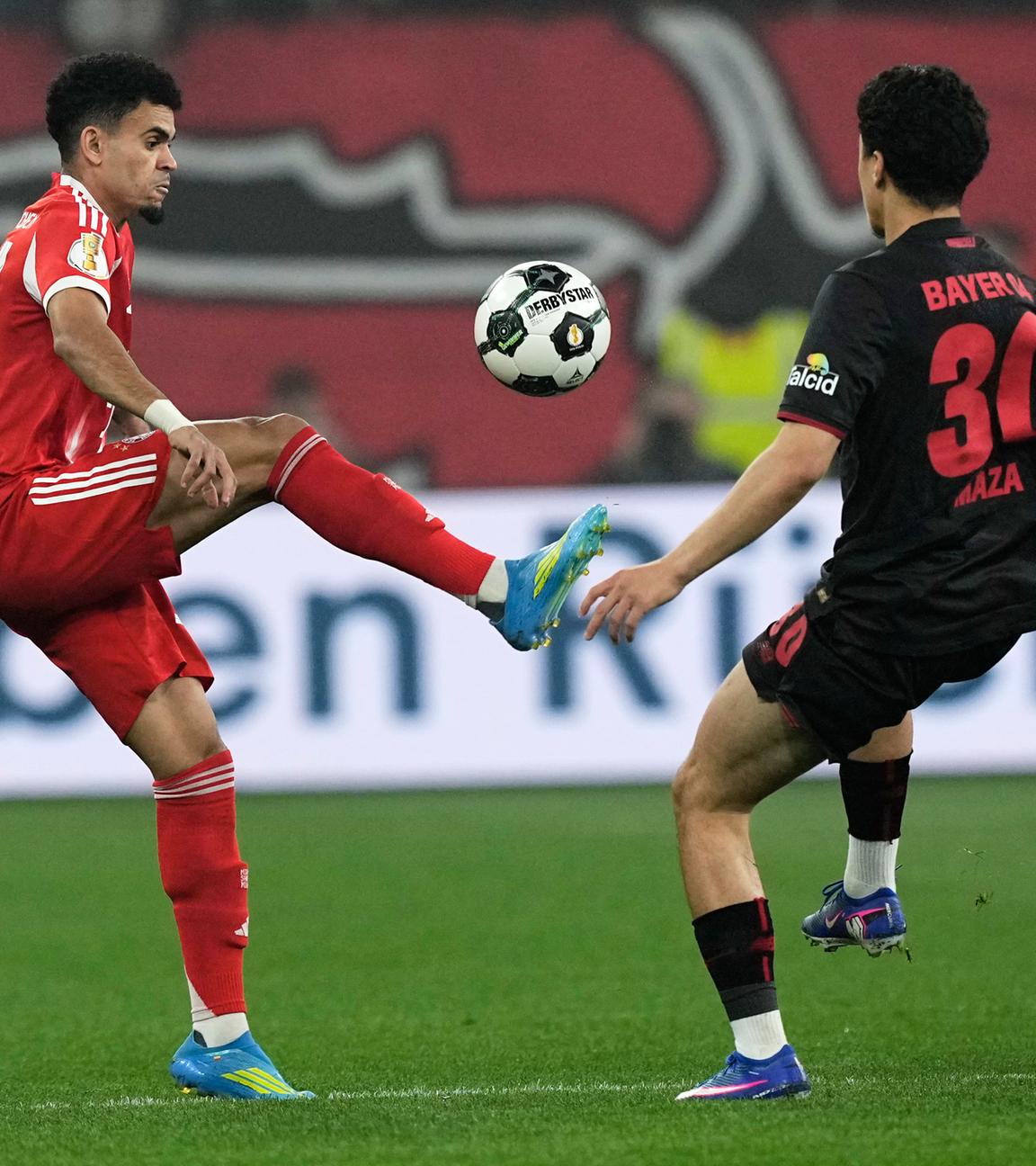 Luis Díaz (links) von FC Bayern München und Ibrahim Maza von Bayer 04 Leverkusen kämpfen um den Ball im Halbfinale des DFB-Pokals zwischen Leverkusen und Bayern München.