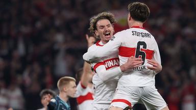Stuttgarts Torschützen Nick Woltemade und Angelo Stiller jubeln nach dem Tor zum 2:0 gegen den RB Leipzig.