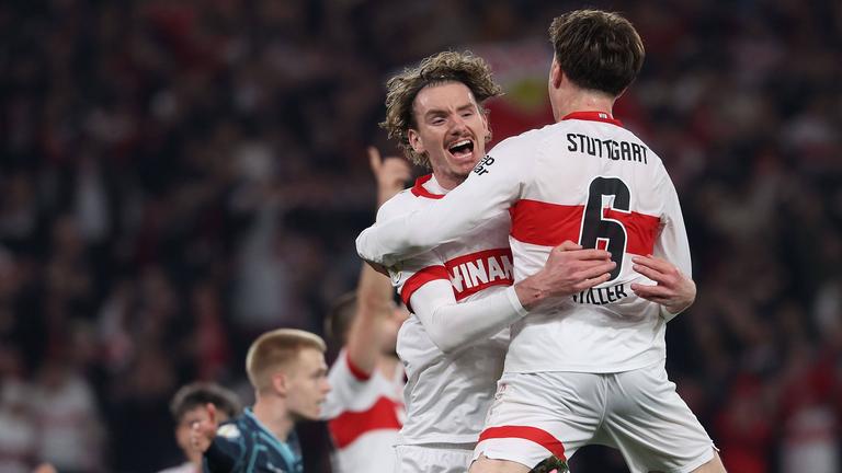 Stuttgarts Torschützen Nick Woltemade und Angelo Stiller jubeln nach dem Tor zum 2:0 gegen den RB Leipzig.