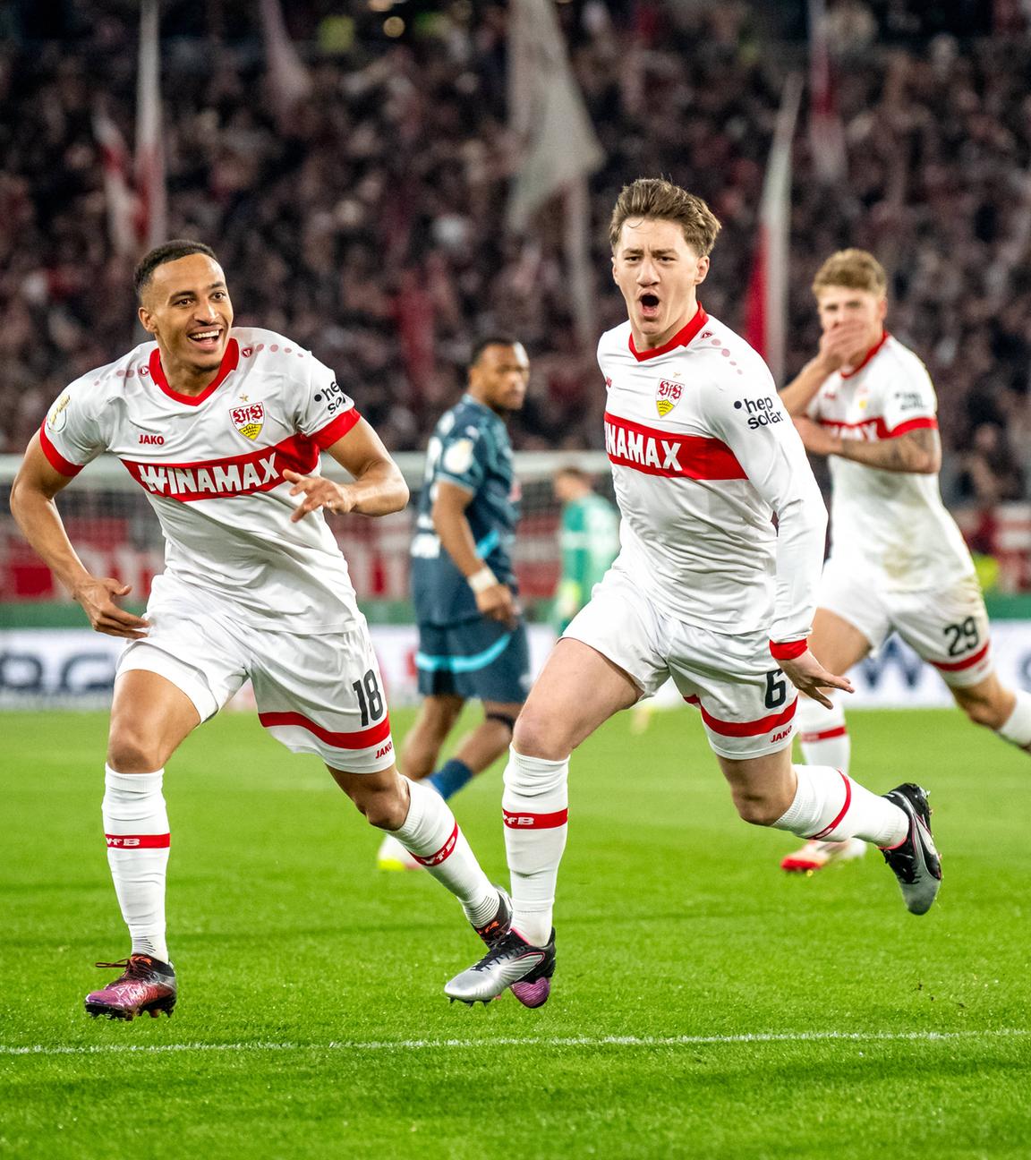 Torschütze Angelo Stiller jubelt mit seiner Mannschaft nach seinem Tor zum 1:0 gegen RB Leipzig.