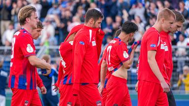 1. FC Heidenheim enttäuscht, frustriert, verärgert nach Abpfiff am 23.08.2026 in Oldenburg.