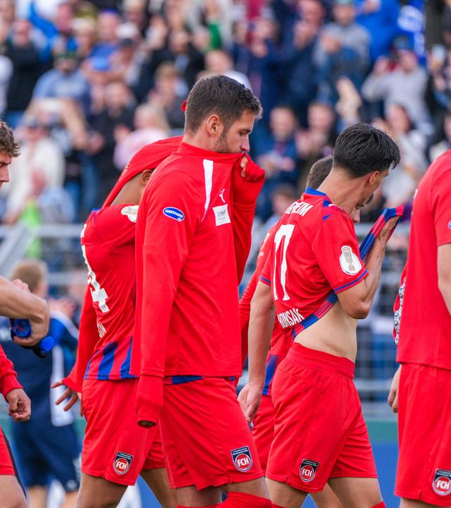 1. FC Heidenheim enttäuscht, frustriert, verärgert nach Abpfiff am 23.08.2026 in Oldenburg.