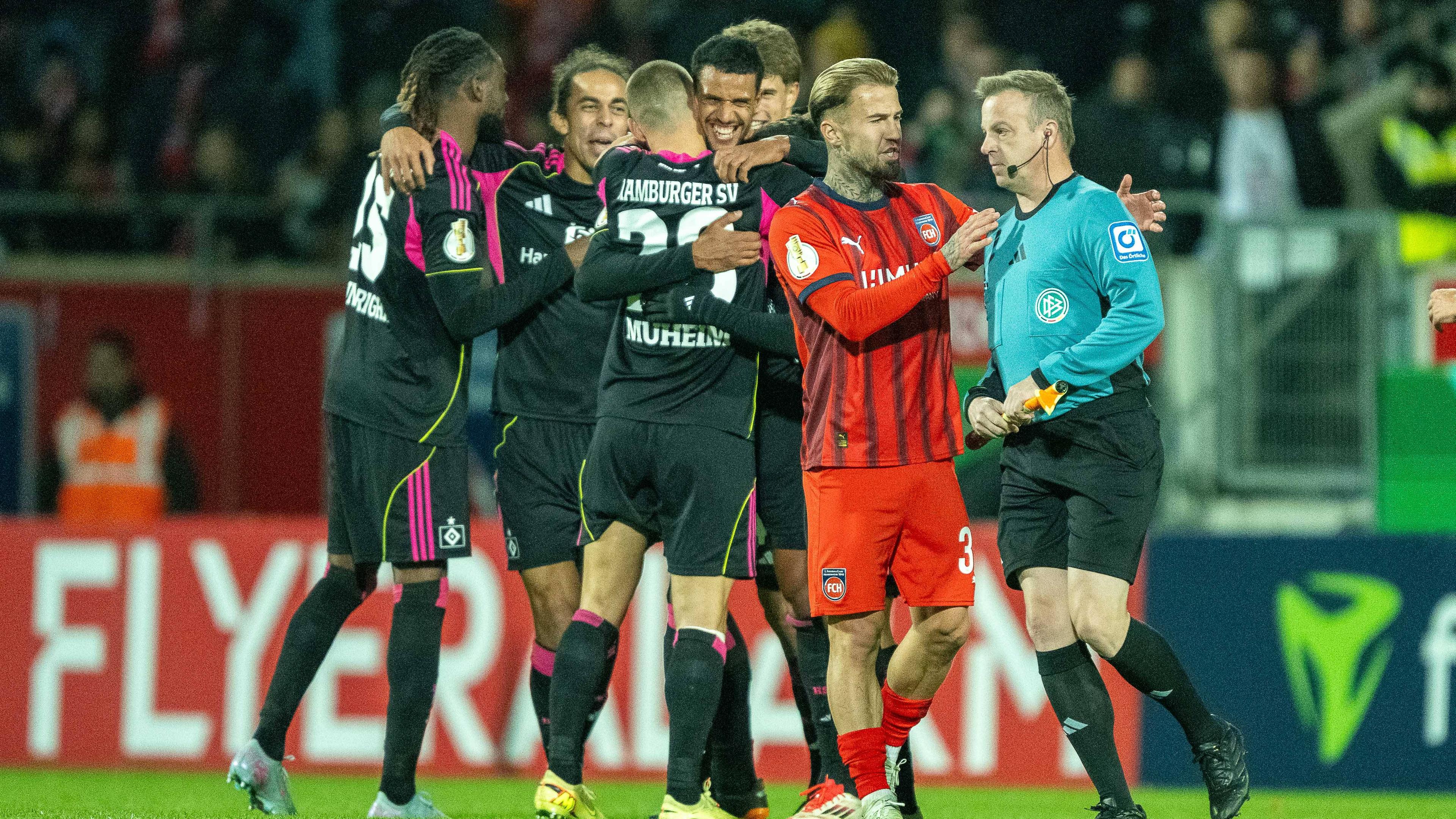Hamburger Spieler und Niklas Dorsch in Heidenheim am 28.10.25.