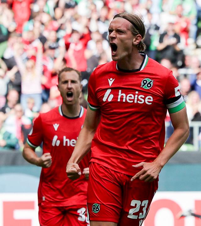 Stefan Teitur Thordarson (Hannover 96) bejubelt seinen Treffer zum 0:1 am 22.08.2026 in Bremen.