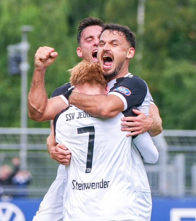 Torjubel zum 3:1 Führungstor von Haris Hyseni (SSV Jeddeloh II, 37) am 23.08.2026 in Oldenburg.