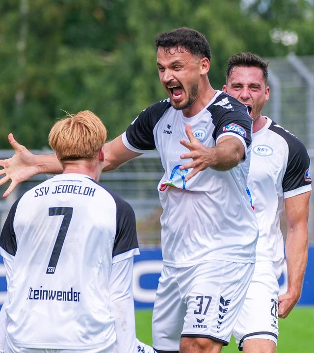 Torjubel zum 3:1 Führungstor von Haris Hyseni (SSV Jeddeloh II, 37) am 23.08.2026 in Oldenburg.