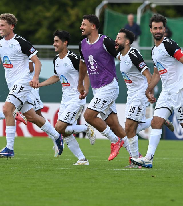 Nach dem 5:2 gegen Heidenheim feiert das Team vom SSV Jeddeloh II mit den Fans